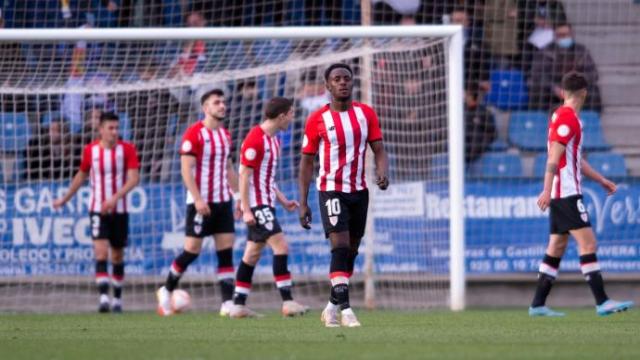 Los jugadores del Bilbao Athletic se lamentan de la goleada recibida ante el Talavera.