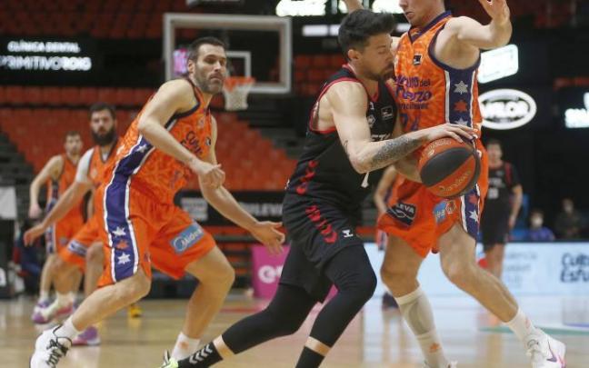 Martin Hermannsson frena un intento de penetración de Ioannis Athinaiou.