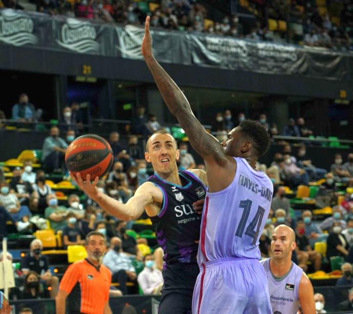 Jonathan Rouselle se encuentra con Nigel Hayes en su camino hacia el aro azulgrana.