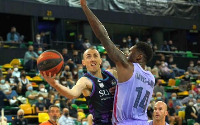 Jonathan Rouselle se encuentra con Nigel Hayes en su camino hacia el aro azulgrana.