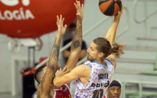 Valentin Bigote trata de dar un pase en posición forzada ante la defensa de Lima.