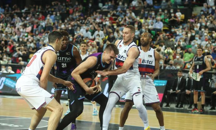 Gytis Masiulis protege el balon ante la amenaza de su compatriota Tadas Sedekerskis y el italiano Simone Fontecchio.