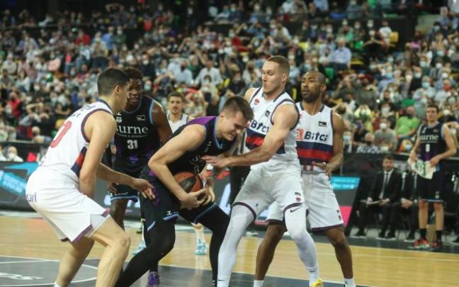 Gytis Masiulis protege el balon ante la amenaza de su compatriota Tadas Sedekerskis y el italiano Simone Fontecchio.