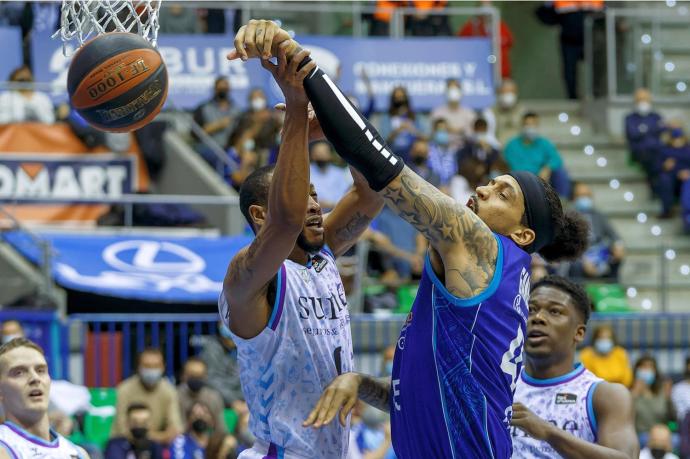 Jarell Eddie obstaculiza un intento de penetración de Andrew Goudelock en el encuentro de ayer miércoles.