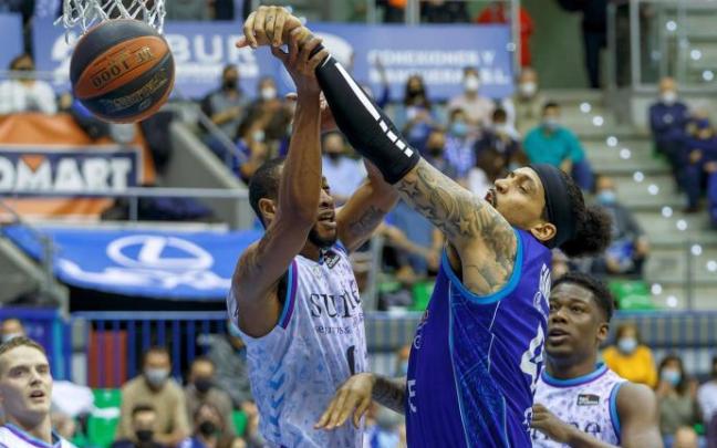 Jarell Eddie obstaculiza un intento de penetración de Andrew Goudelock en el encuentro de ayer miércoles.