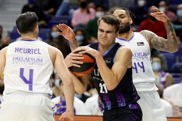 Gytis Masiulis atrapa un balón ante la presencia de Huertel y Taylor.