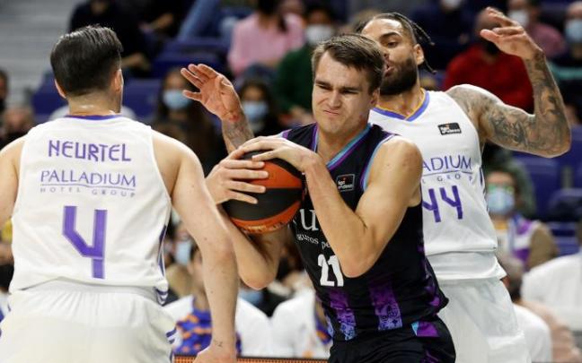 Gytis Masiulis atrapa un balón ante la presencia de Huertel y Taylor.