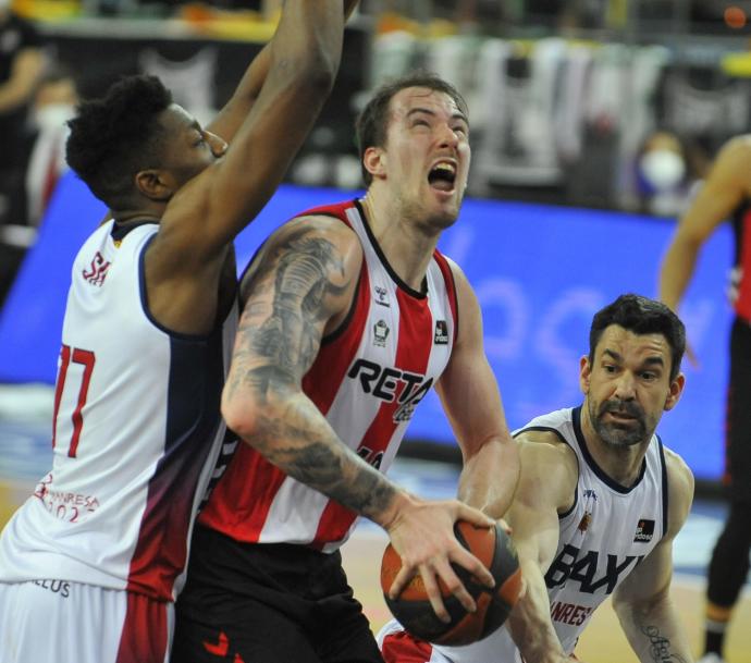 Yankuba Sima y Rafa Martínez intentan frenar a Ondrej Balvin en el duelo del sábado.