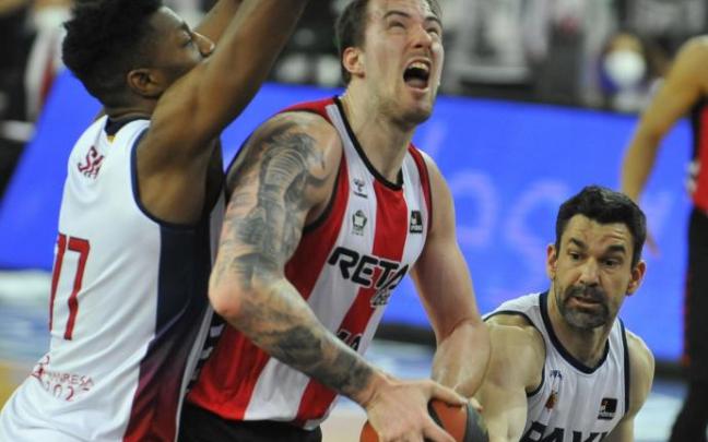 Yankuba Sima y Rafa Martínez intentan frenar a Ondrej Balvin en el duelo del sábado.