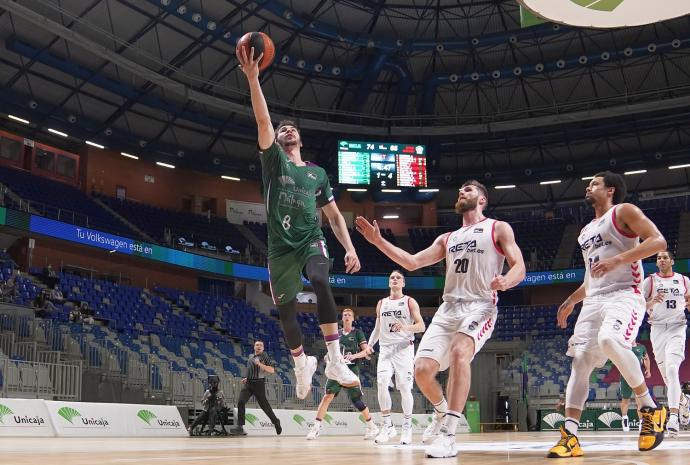 Regimantas Miniotas y John Jenkins no consiguen frenar a Darío Brizuela, que acabó con 31 puntos.