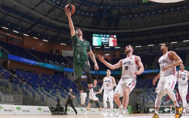 Regimantas Miniotas y John Jenkins no consiguen frenar a Darío Brizuela, que acabó con 31 puntos.