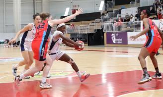 Higgs conduce el balón durante el del duelo entre el Gernika y el Bembibre.