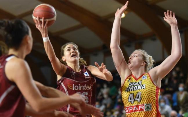 Rosó Buch, máxima anotadora ayer martes en Maloste, trata de superar la defensa de Julia Reisingerova.