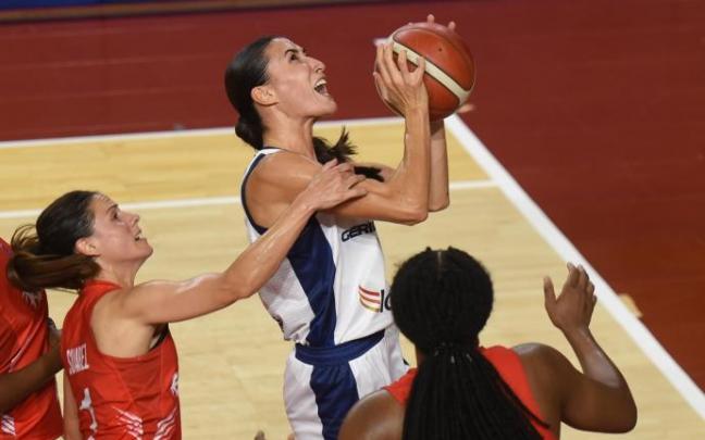 Belén Arrojo trata de anotar pese a la dura defensa de Ana Suárez.