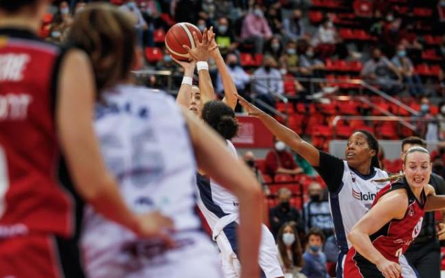 Momento en el que Vega Gimeno lanza a canasta para ganar el partido.