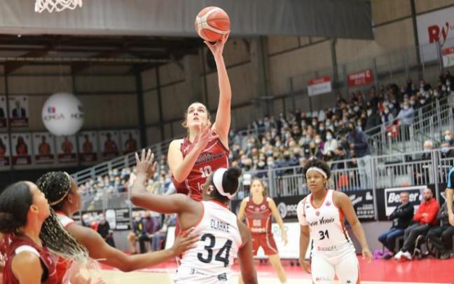 Paula Ginzo trata de anotar ne medio de la zona del equipo galo.