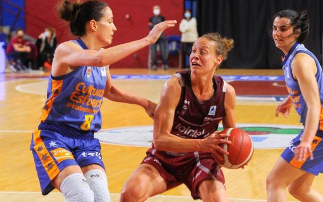 Angie Bjorklund trata de superar a Rebeca Allen, con la que mantuvo un desigual duelo de tiradoras.