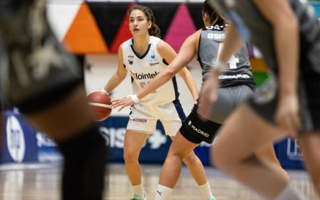 Rosó Buch busca un pase entre la defensa del Estudiantes.