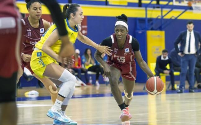 Lashann Higs trata de superar la defensa de Blanca Millán.