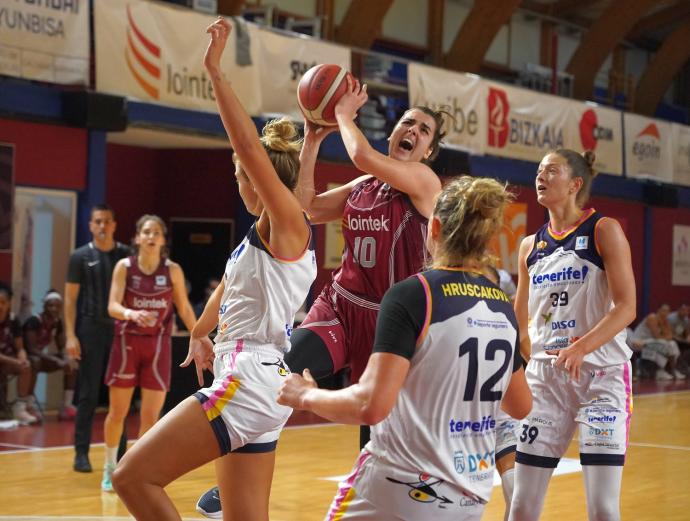 Paula Ginzo se estrella ante la defensa del Tenerife ayer en Maloste.