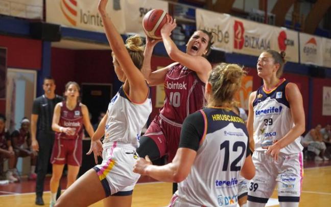 Paula Ginzo se estrella ante la defensa del Tenerife ayer en Maloste.