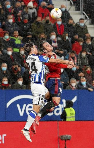 Kike García, en la brega por alto contra Le Normand.