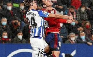 Kike García, en la brega por alto contra Le Normand.