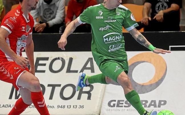 Fabinho, autor del segundo gol del Xota, conduce el balón ante la presión de un rival del Cartagena.