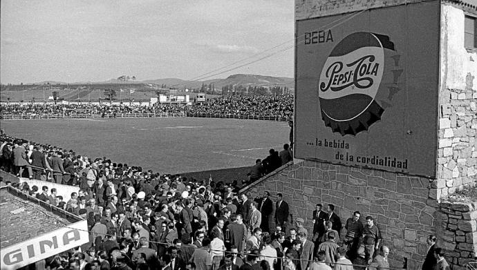 11 de junio de 1961. Aspecto de las gradas de Mendizorroza en el descanso del Deportivo Alavés-Sevilla Atlético. Foto: Archivo Municipal de Vitoria: Arqué