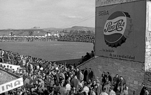 11 de junio de 1961. Aspecto de las gradas de Mendizorroza en el descanso del Deportivo Alavés-Sevilla Atlético. Foto: Archivo Municipal de Vitoria: Arqué