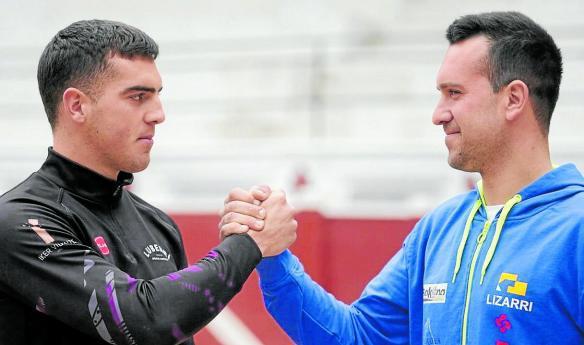 Iker Vicente y Mikel Larrañaga, en la plaza de toros de Tolosa.