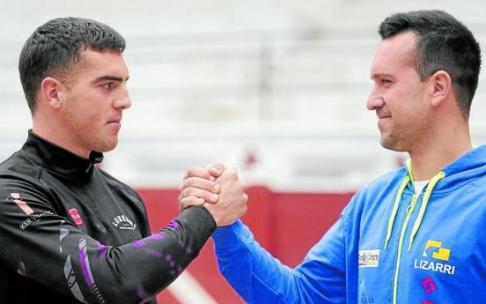 Iker Vicente y Mikel Larrañaga, en la plaza de toros de Tolosa. Iker Vicente y Mikel Larrañaga, en la plaza de toros de Tolosa.