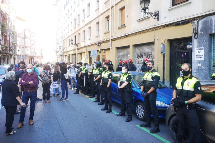 Imagen de archivo de una protesta vecinal por un desahucio en Bilbao.