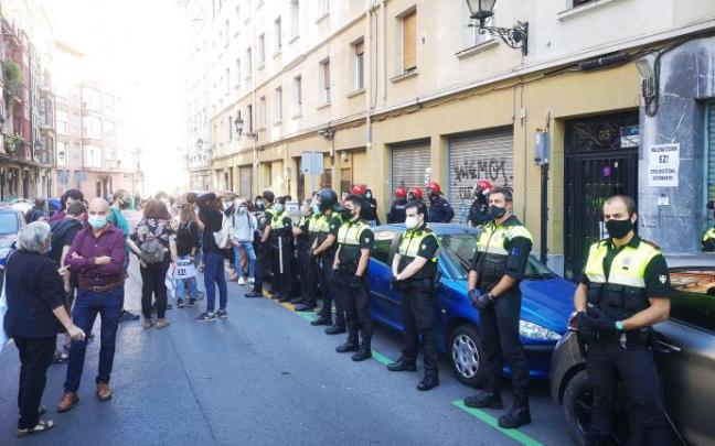 Imagen de archivo de una protesta vecinal por un desahucio en Bilbao.