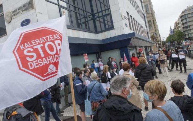 Concentración de personas para reclamar la paralización de un desahucio. Concentración de personas para reclamar la paralización de un desahucio.