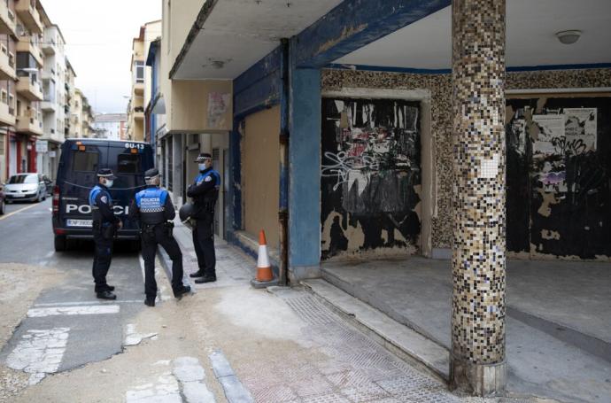 Agentes de Policía Municipal, en el acceso a los antiguos cines de Guelbenzu, con el edificio ya desalojado.