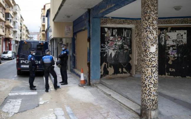 Agentes de Policía Municipal, en el acceso a los antiguos cines de Guelbenzu, con el edificio ya desalojado.