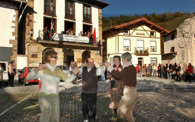 El 30 de noviembre de 2004 fue una fiesta en Ziortza-Bolibar; ese día las Juntas Generales aprobaron su desanexión de Markina-Xemein.