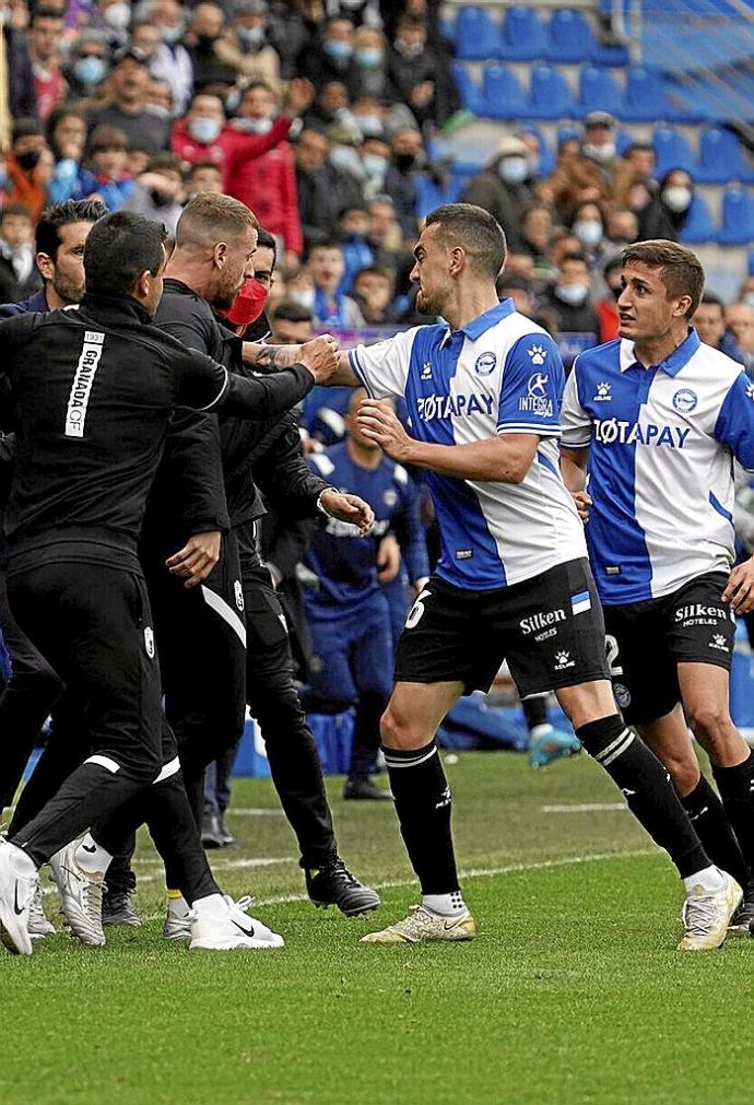 Escalante y Tenaglia discuten con el banquillo del Granada. Foto: Iñigo Foronda