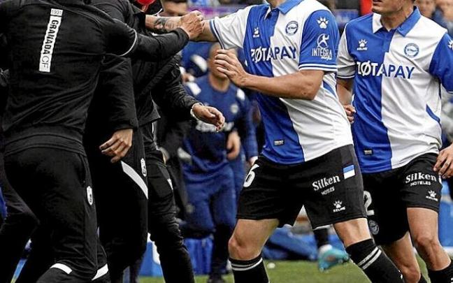 Escalante y Tenaglia discuten con el banquillo del Granada. Foto: Iñigo Foronda