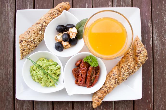 Un desayuno rico, variado y con productos frescos puede ayudar a mantener el colesterol a raya.