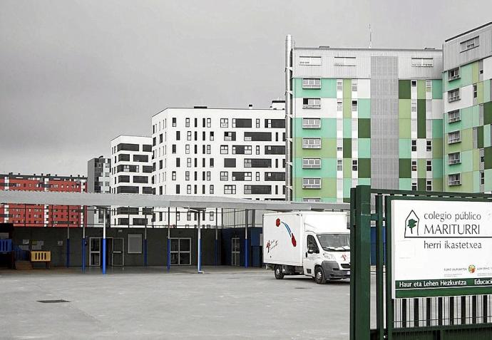 Obras de instalación de barracones en el colegio de Mariturri. Foto: Jorge Muñoz