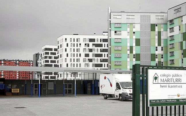 Obras de instalación de barracones en el colegio de Mariturri. Foto: Jorge Muñoz