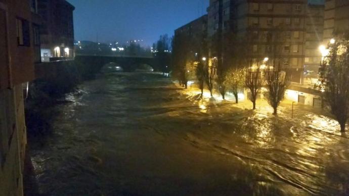 El río Nervión se desborda a la altura de Ariz, en Basauri.