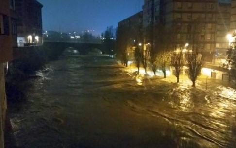 El río Nervión se desborda a la altura de Ariz, en Basauri. El río Nervión se desborda a la altura de Ariz, en Basauri.