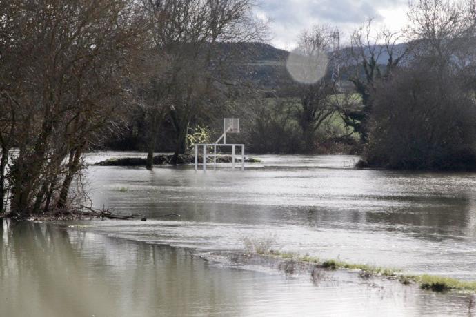 Desbordamientos de ríos por las intensas precipitaciones.