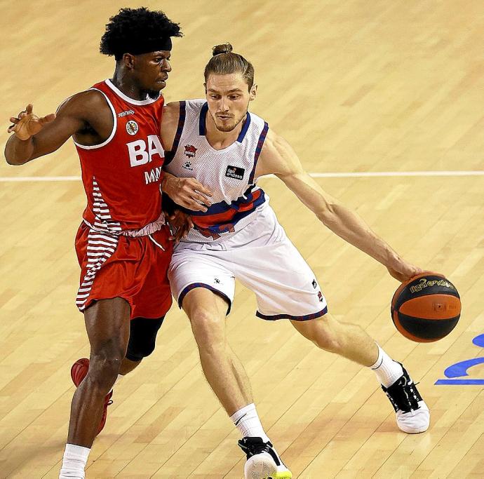 Kurucs conduce el balón ante la amenazadora presión de Francisco. Foto: ACB Photo/J. Alberch