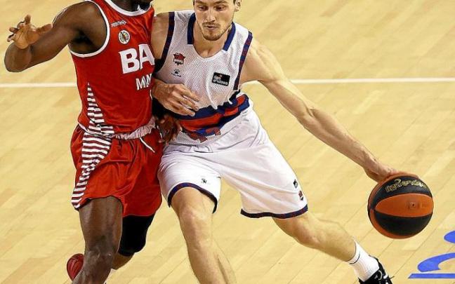Kurucs conduce el balón ante la amenazadora presión de Francisco. Foto: ACB Photo/J. Alberch