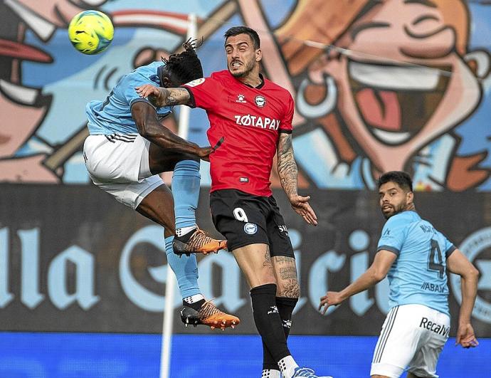 Joselu pelea un balón con Aidoo durante el Celta-Alavés disputado ayer en Balaídos. Foto: Área 11