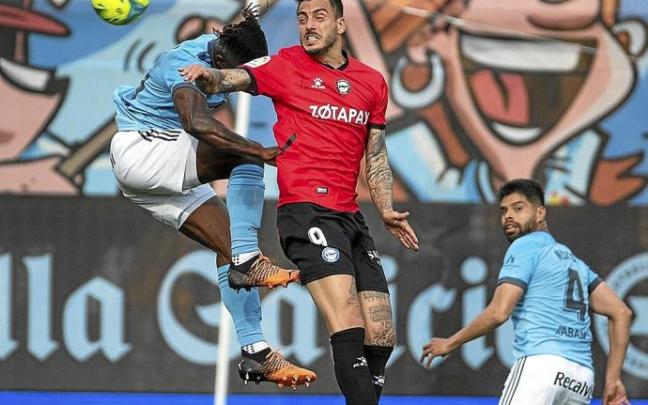 Joselu pelea un balón con Aidoo durante el Celta-Alavés disputado ayer en Balaídos. Foto: Área 11